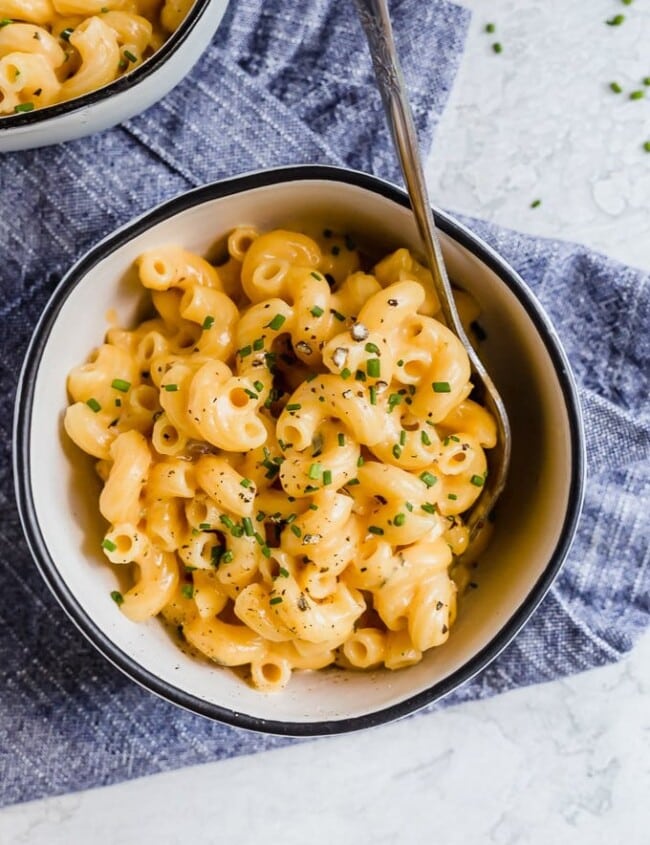 A recipe for Macaroni and Cheese in just 15 minutes? Yes, you can make a delicious and easy One Pot Mac and Cheese in no time at all! This simple mac and cheese recipe is so tasty, so cheesy, and can be made in minutes. Welcome to your new go-to meal!