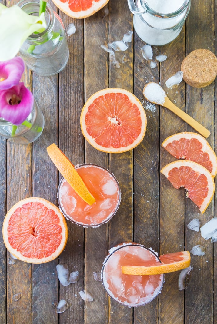 sliced grape fruits, spoons of salt, and cocktails