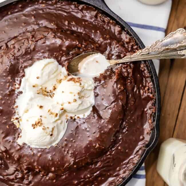 GOOEY TEXAS SHEET CAKE SKILLET! Top with ice cream and eat with a spoon. HEAVEN! This dessert is the ultimate Texas Sheet Cake recipe!