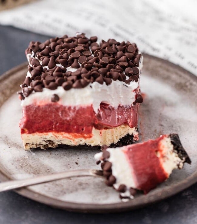 Red Velvet Cheesecake Dessert Lasagna is THE dessert for red velvet lovers! This delicious red velvet dessert is made with layers of cheesecake, chocolate pudding, chocolate chips, and whipped cream. It's creamy and tasty, the perfect Valentine's dessert!