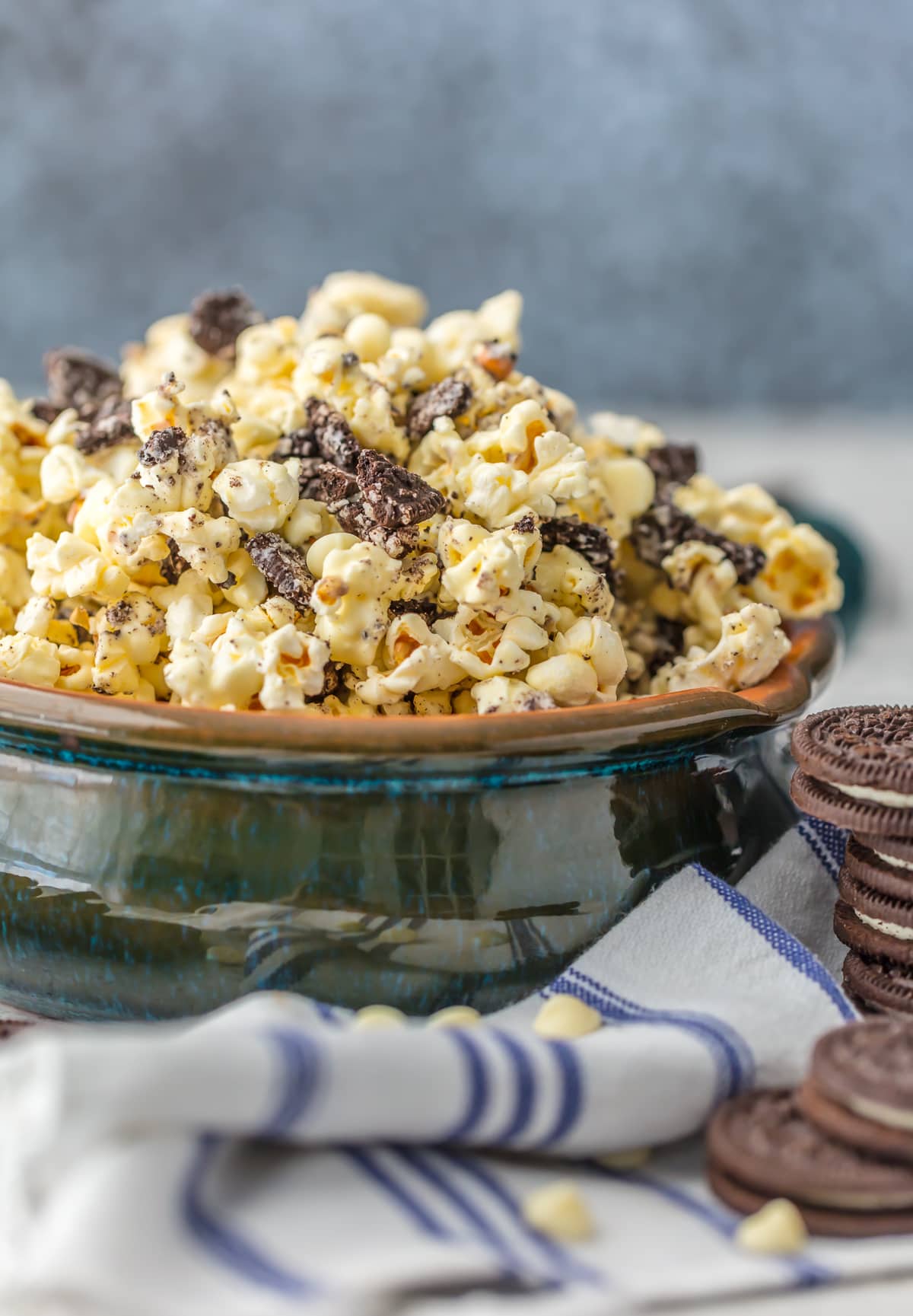 Sweet popcorn recipe with cookies and chocolate