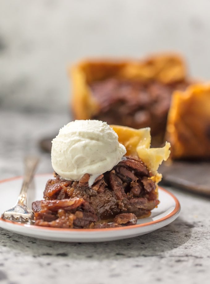 pecan pie with ice cream