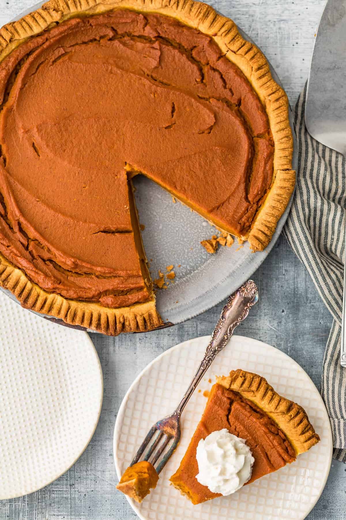 overhead picture of pumpkin pie 