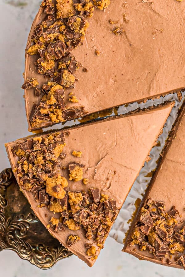 peanut butter chocolate no bake cheesecake slice