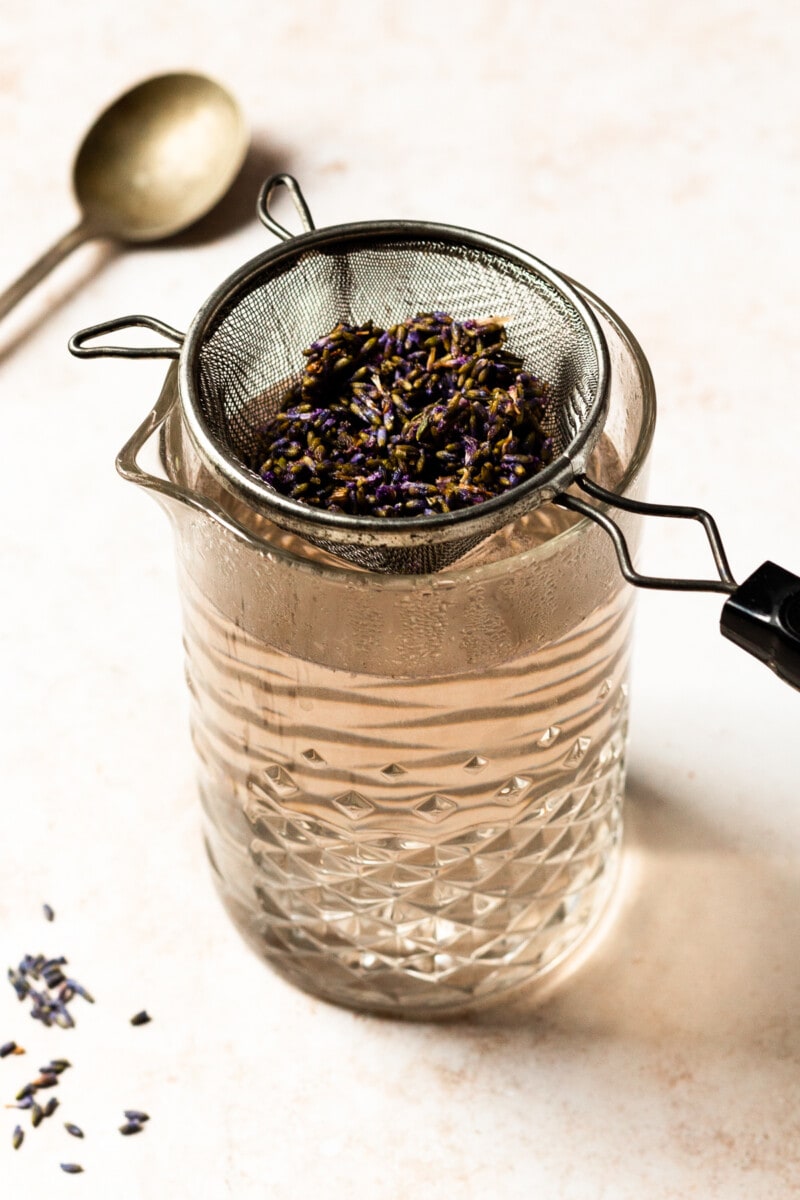 making lavender lemonade