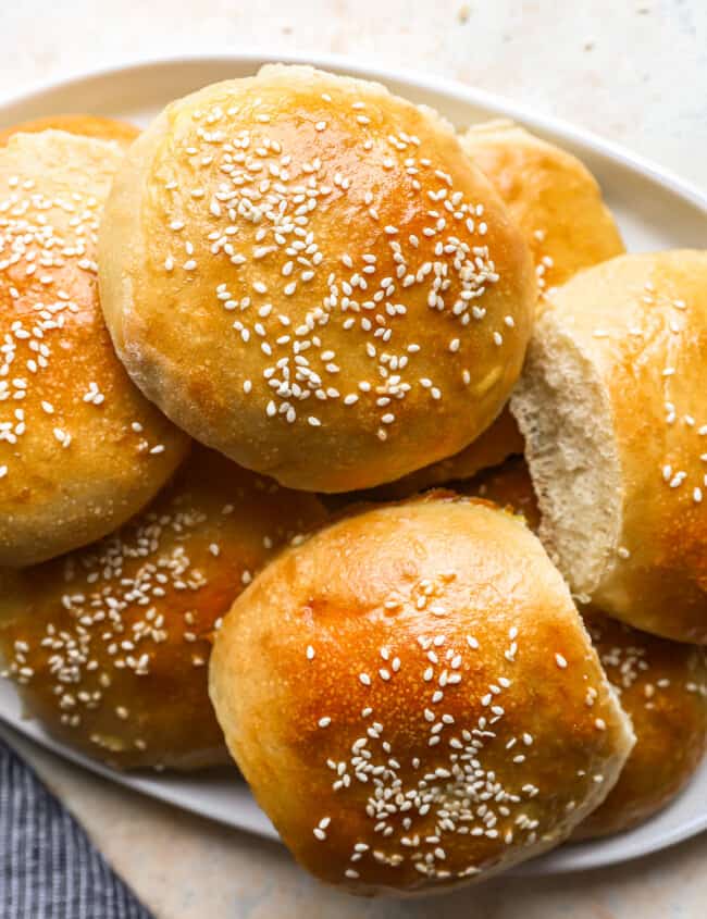 sesame buns with sesame seeds on a plate.