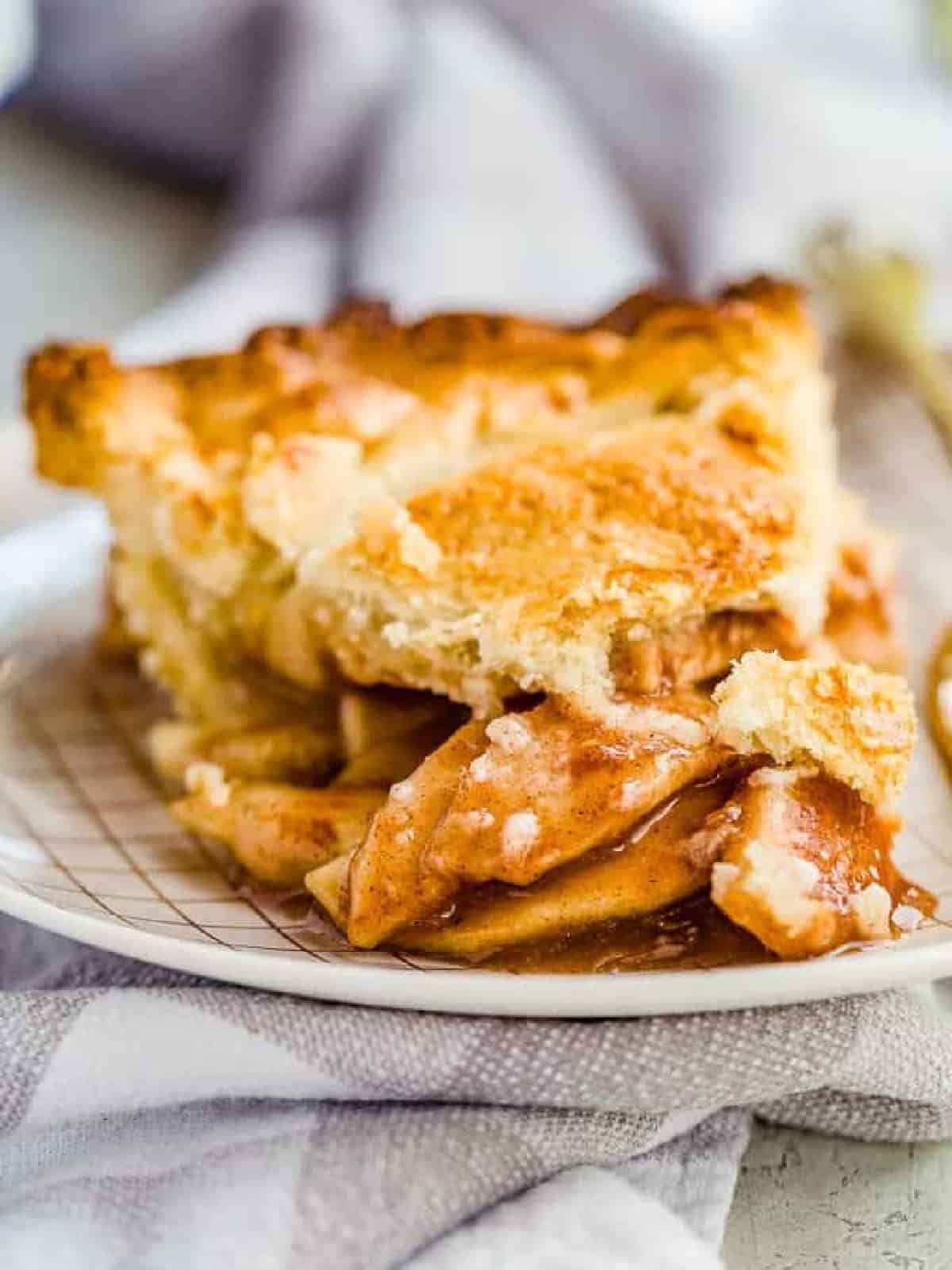 a slice of apple pie on a plate.