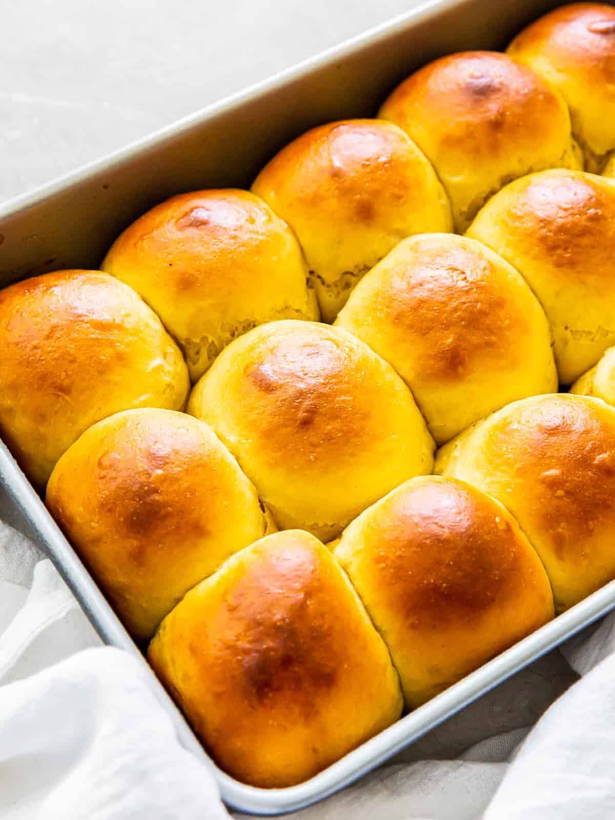 up close hawaiian rolls in pan